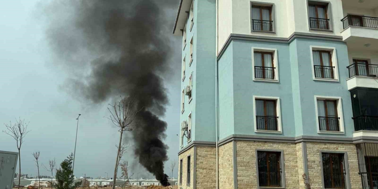 Deprem Konutları Yakınında Yakılan Ateş Paniğe Neden Oldu