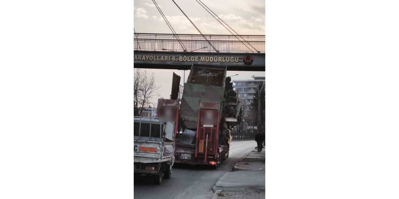 Yüksek Yüklü Tır Üst Geçitten Geçemedi