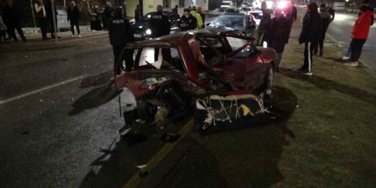 Malatya’da Otomobilin Çarptığı Tofaş Kağıt Gibi Ezildi: 3 Yaralı