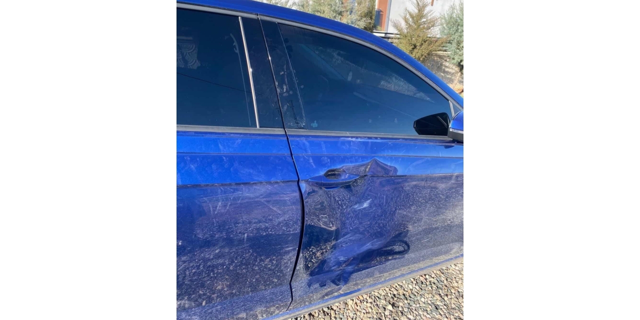 Park Halindeki Araca Çarpıp Kaçtı