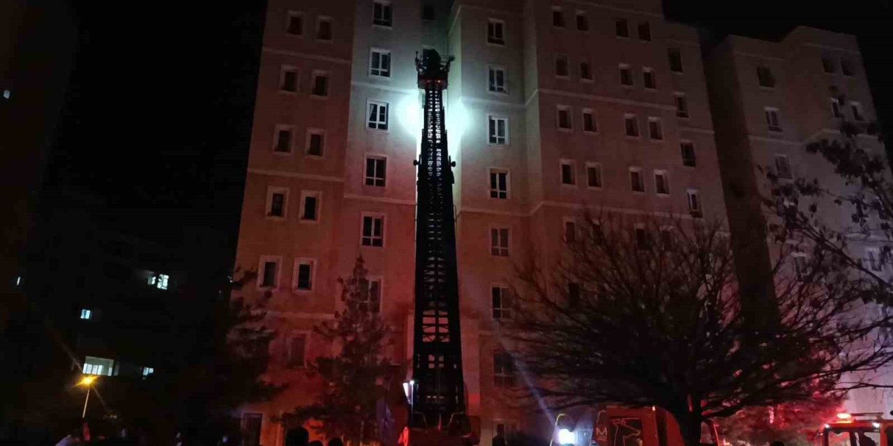 Apartmanın Girişindeki Elektrik Panosunda Yaşanan Patlama Paniğe Neden Oldu