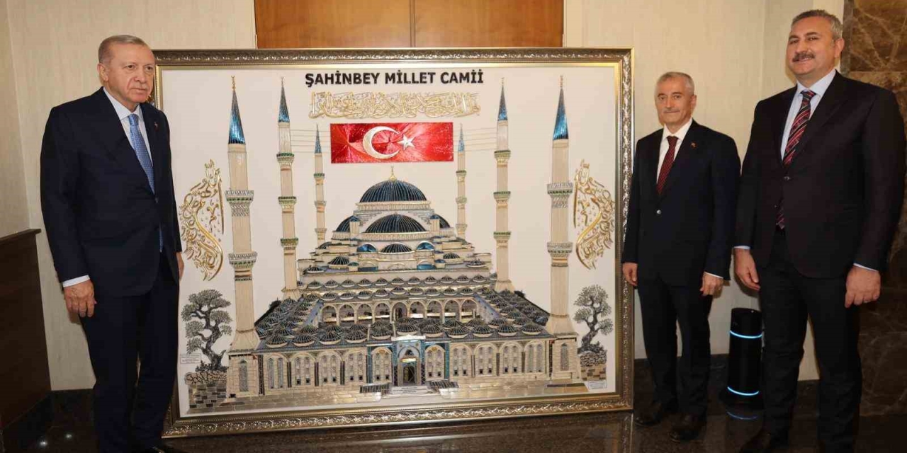 Cumhurbaşkanı Erdoğan’a Tahmazoğlu’ndan Anlamlı Hediye