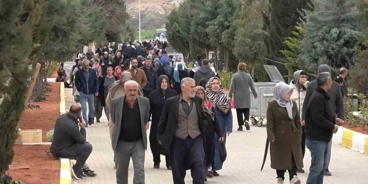 Adıyaman’da Deprem Şehitliğine Bayram Ziyareti