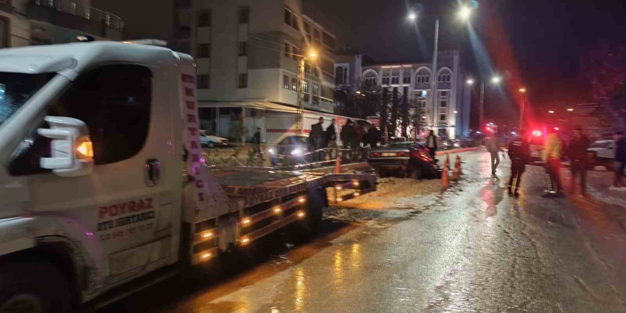 Otomobil Alt Yapı Çukuruna Düştü: 1 Yaralı
