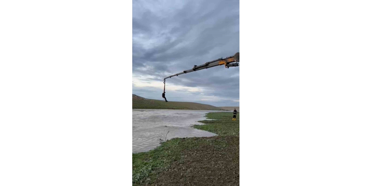 Şanlıurfa’da Dere Sularına Kapılan Traktör Sürücüsü Vinçle Kurtarıldı