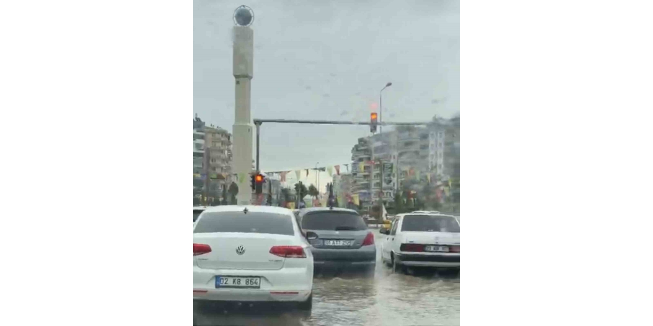 Diyarbakır’da Sağanak Nedeniyle Cadde Ve Sokaklar Adeta Göle Döndü
