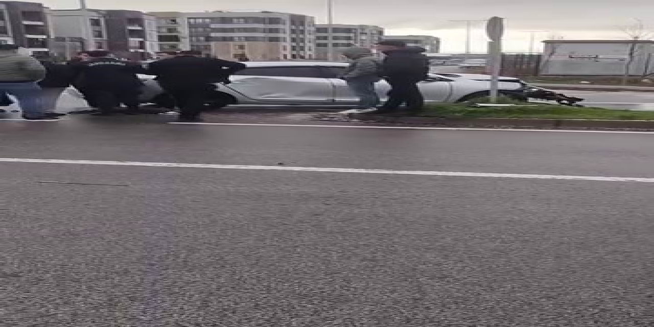 Diyarbakır’da Trafik Kazası: Araç Refüje Çarparak Durabildi