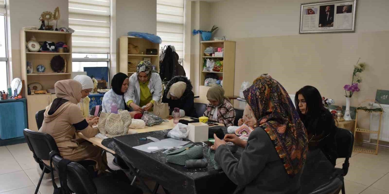 Kadınlar Hem Öğreniyor Hem Aile Bütçesine Katkı Sağlıyor