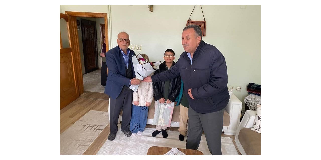 Diyarbakır’da Öğrenciler, Emekli Öğretmenleri Unutmadı