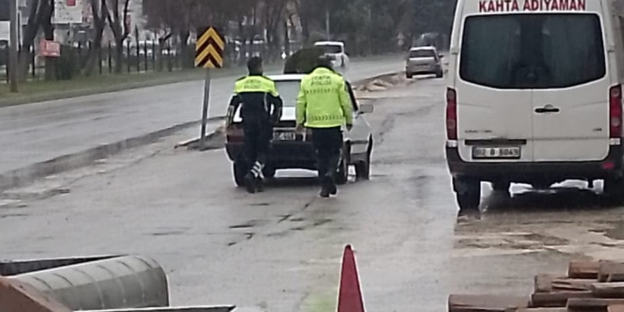 Yolda Kalan Araç Sürücüsüne Polislerden Yardım