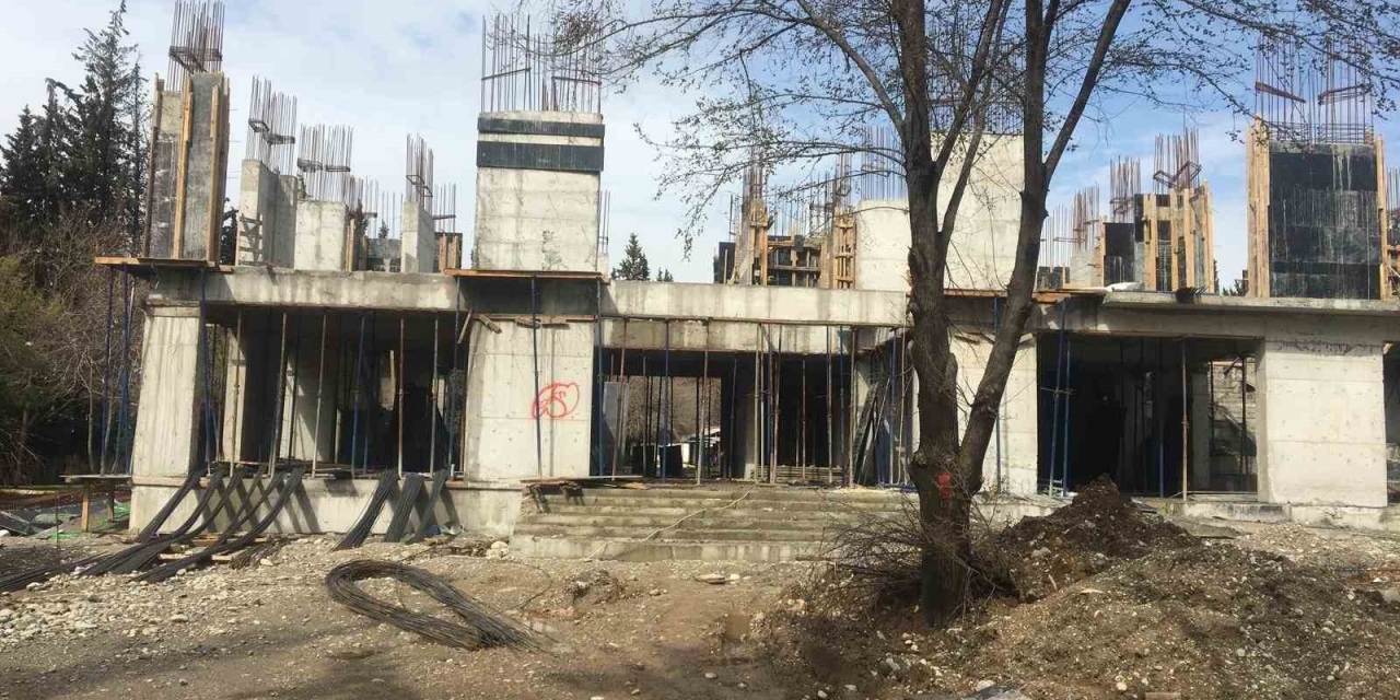 İnşaat İşçisi Yüksekten Düşerek Ağır Yaralandı