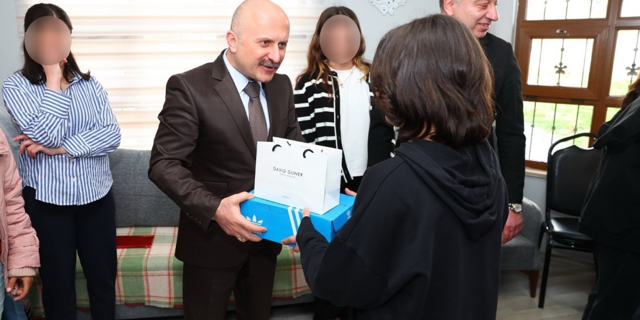 Vali Varol, Çocuk Evlerinde Kalan Çocuklara Hediyelerini Takdim Etti