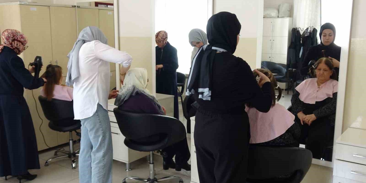 Yaşlılar Hayatlarında İlk Defa Kuaförde Bakım Yaptırdı