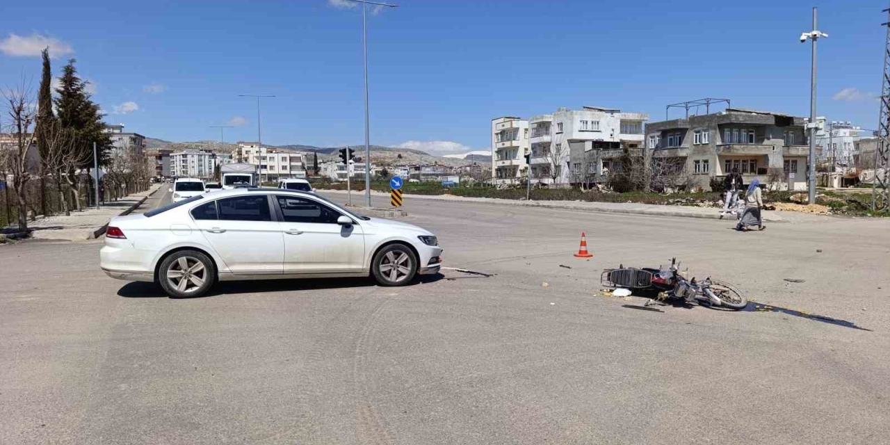 Otomobil İle Motosiklet Çarptı: 1 Yaralı