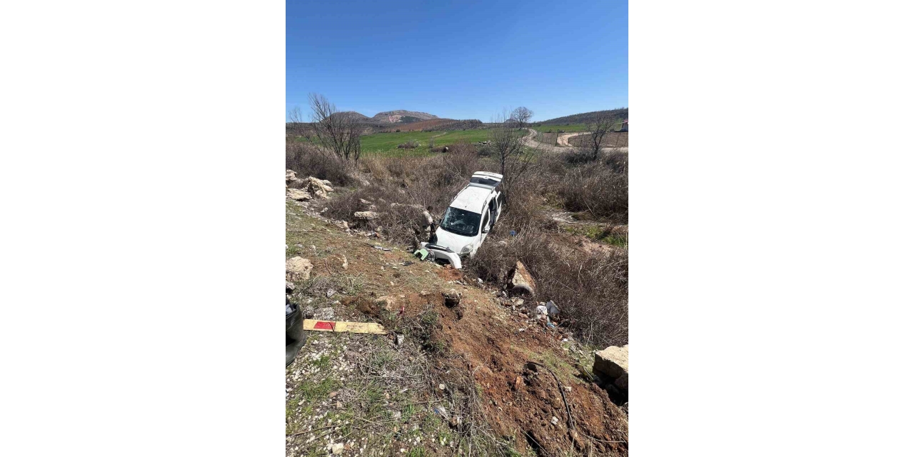 Hafif Ticari Araç Şarampole Girdi: 4 Yaralı