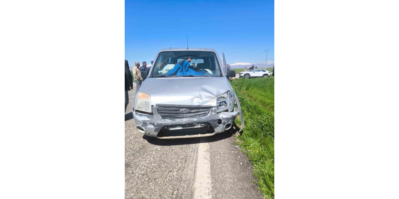 Hafif Ticari İle Otomobil Çarpıştı: 2 Yaralı