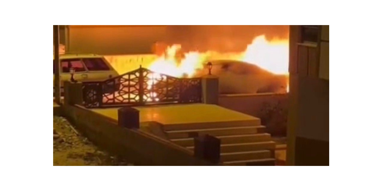 Park Halindeki Lüks Otomobil Alev Alev Yandı