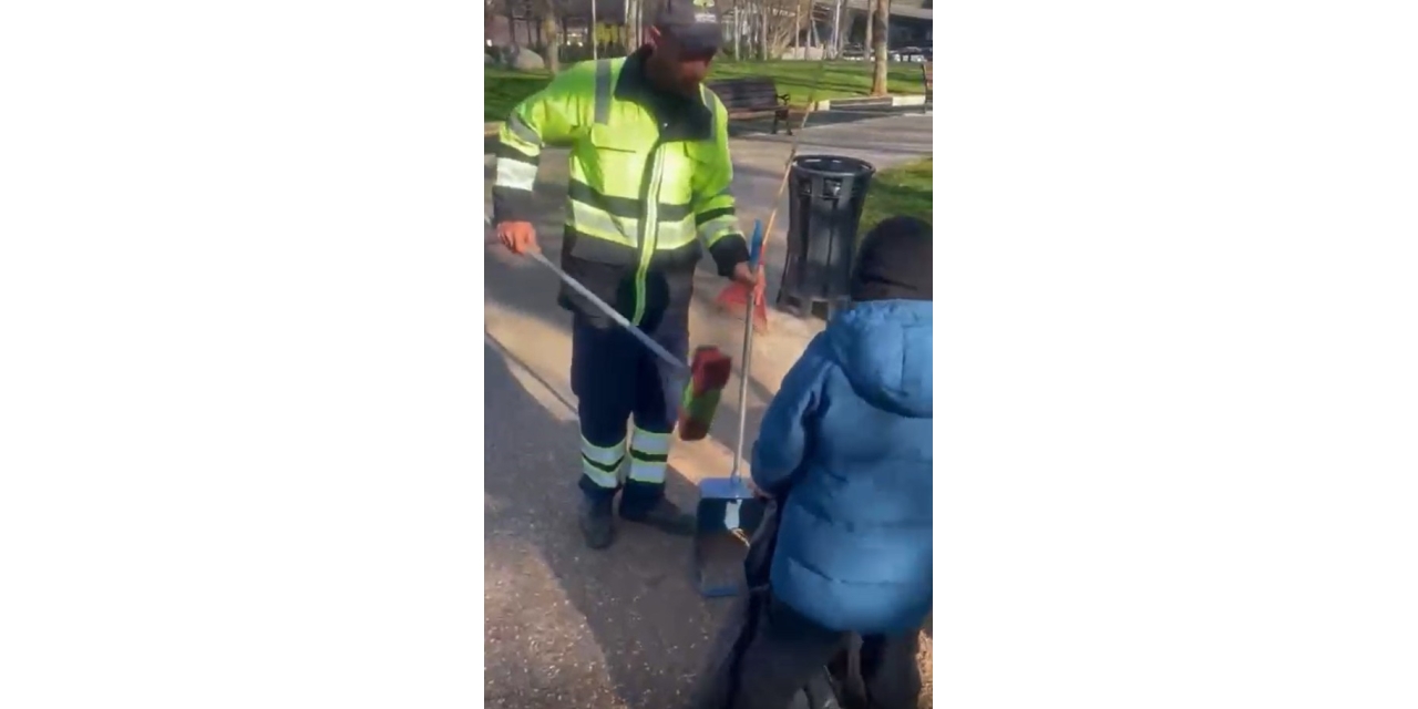 Küçük Oğluyla Birlikte Çalışan Temizlik İşçisi Duygulandırdı