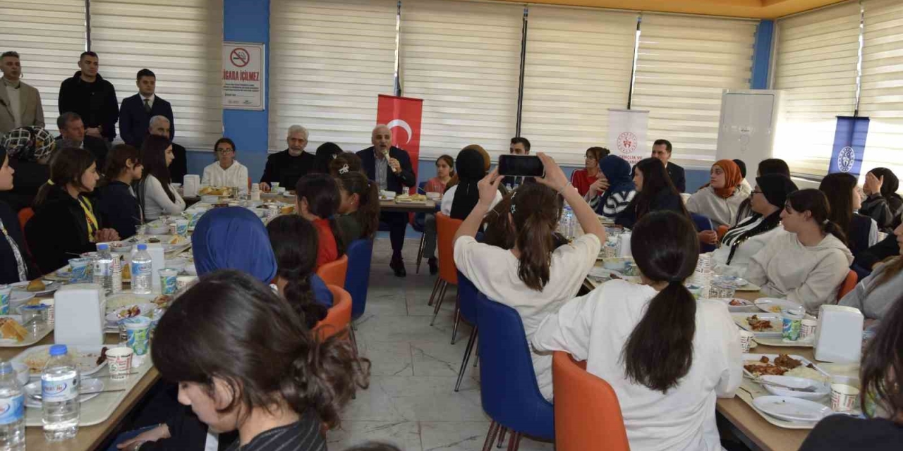 Vali Zorluoğlu, Dicle’de Gençlerle Buluştu