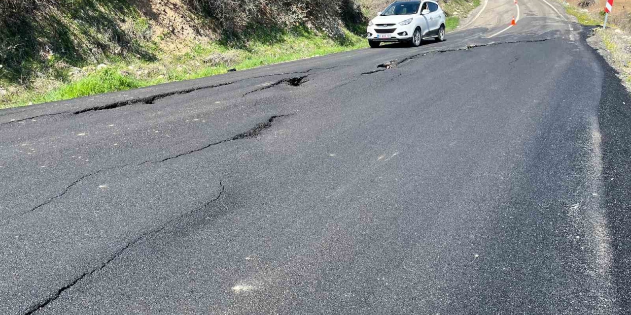 Çökmelerin Olduğu Yol Kazalara Davetiye Çıkarıyor