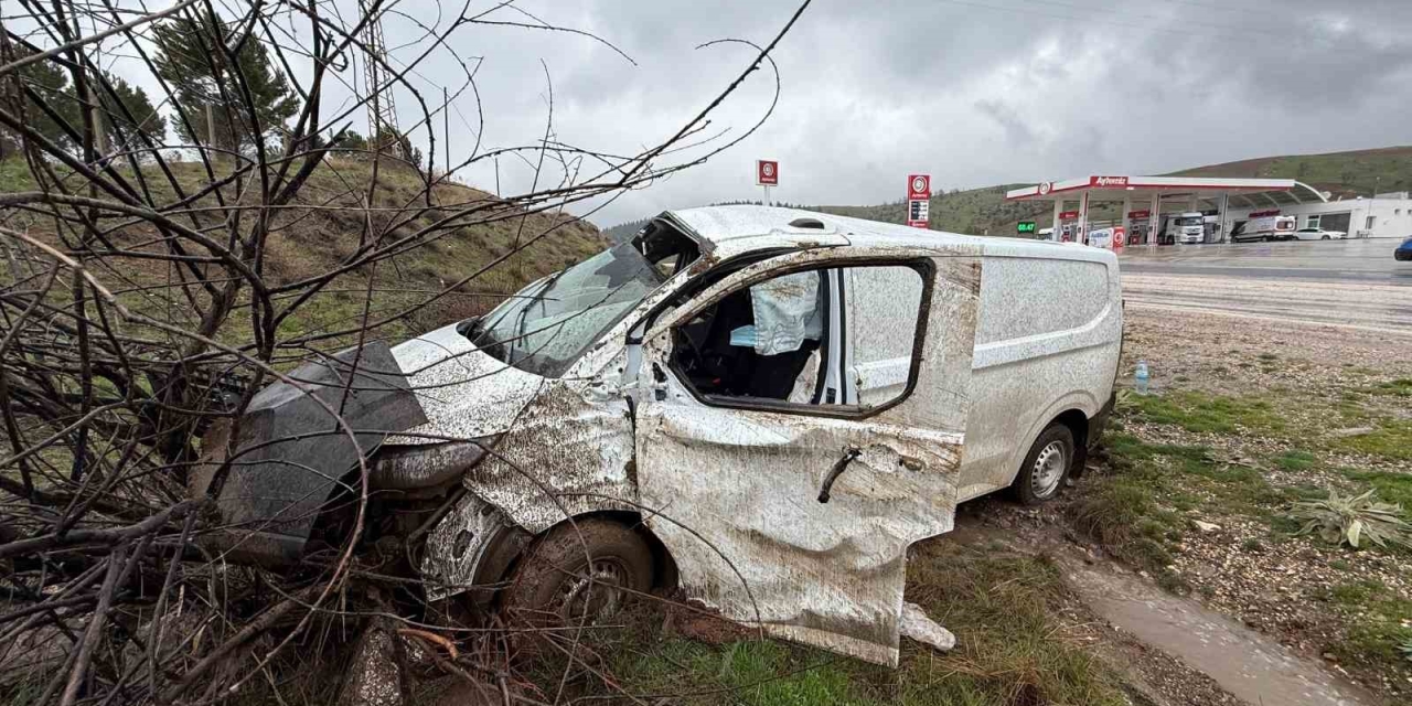 Midibüs Şarampole Girdi: 1 Yaralı