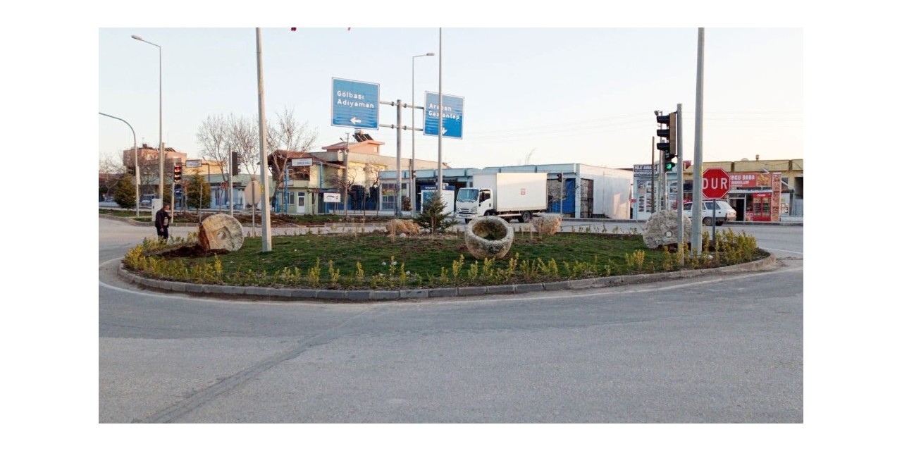 Besni Belediyesi Refüj Çalışmalarına Devam Ediyor