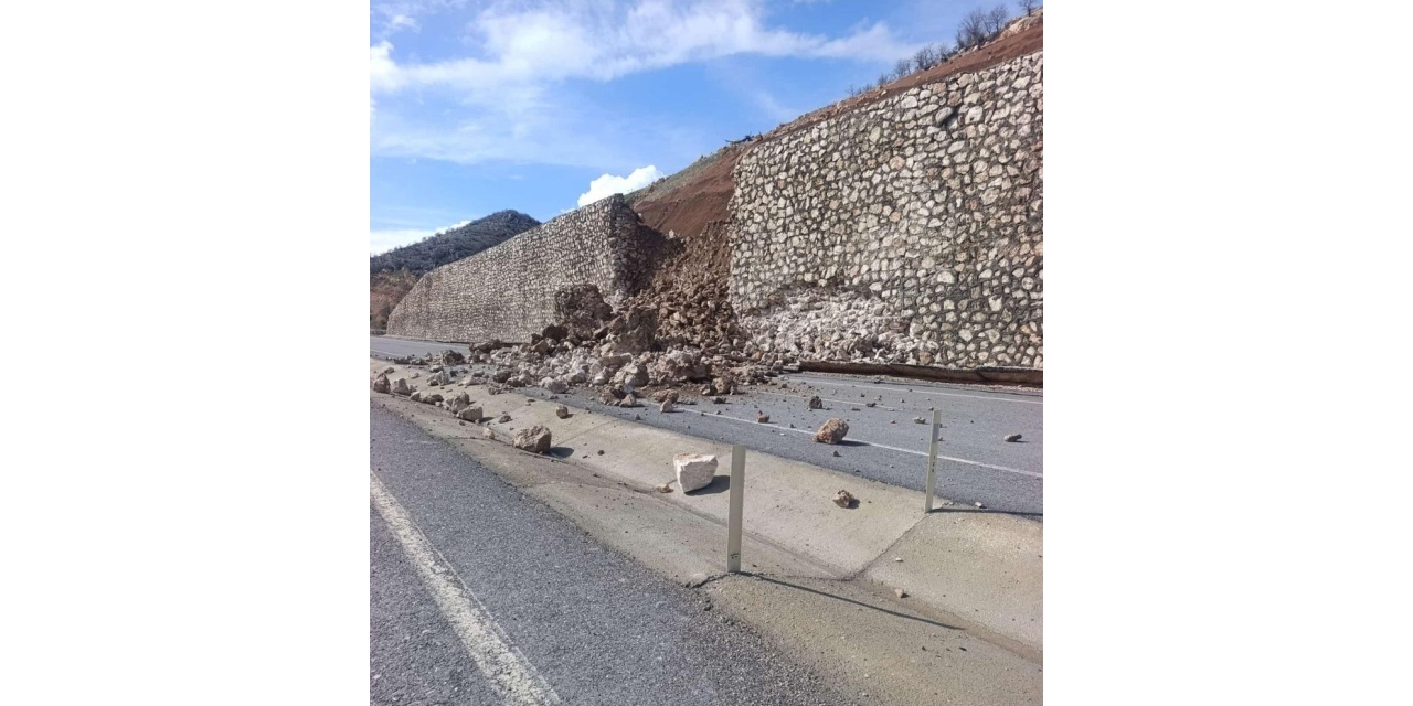 Yağışlara Dayanamayan İstinat Duvarı Yıkıldı