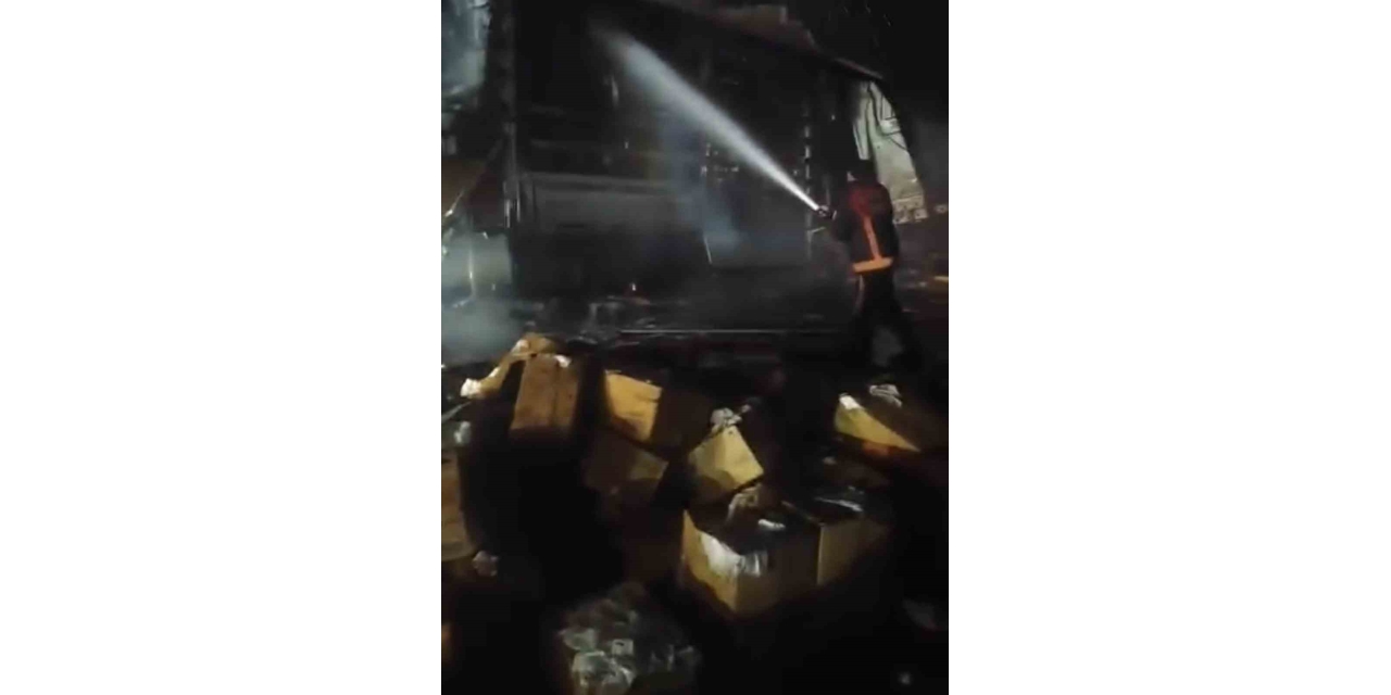 Siverek’te Peçete Yüklü Tır Alevlere Teslim Oldu