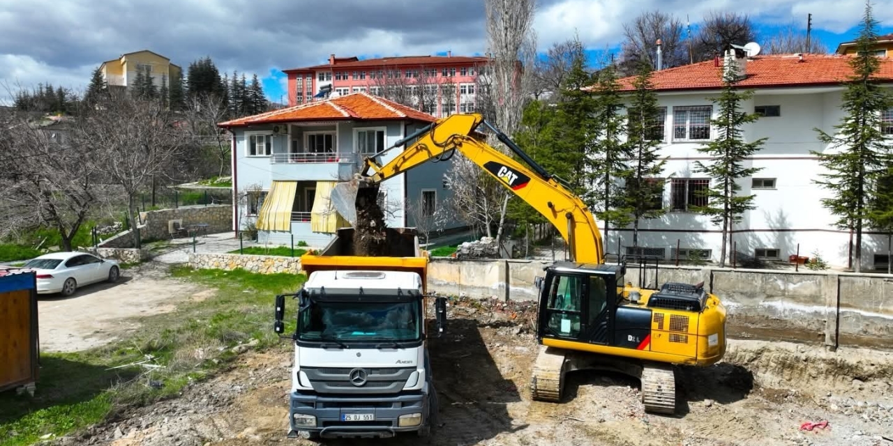 Darende’de İlçe Halk Kütüphanesi İçin İlk Kazma Vuruldu
