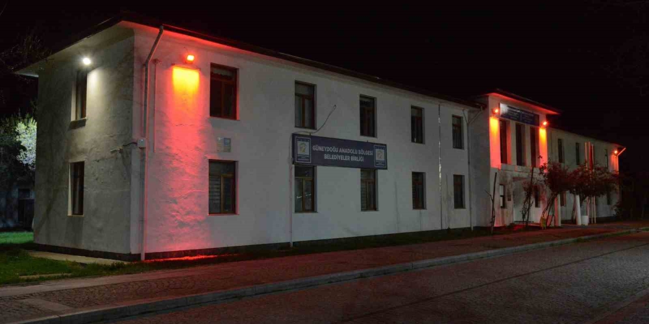 Kırmızı Işıklar Eşit Yaşam İçin Yandı