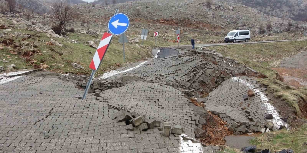 Nemrut Dağı Yolunda Heyelan Meydana Geldi