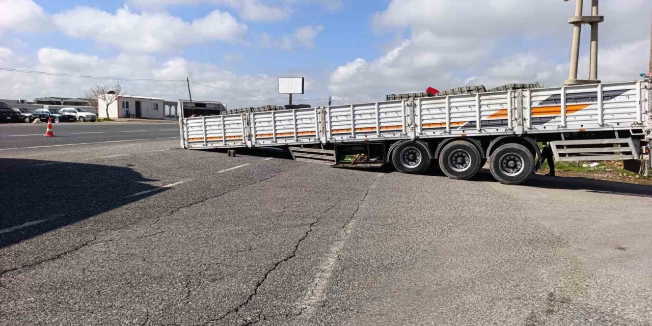 Ayrılan Dorse Yolu Trafiğe Kapattı