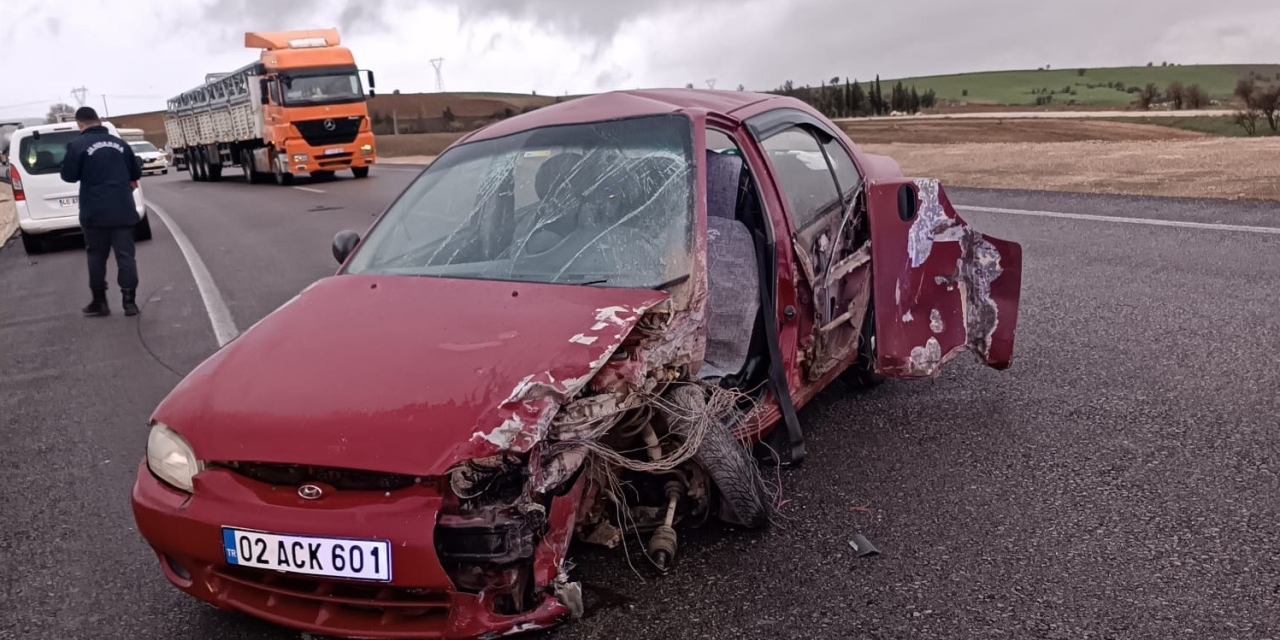 Yolda Kayan Araç Karşı Şeride Geçerek Araçla Çarpıştı: 2 Yaralı