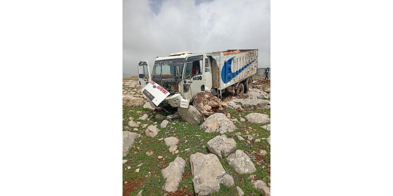 Diyarbakır’da Freni Boşan Hafriyat Kamyonu Taşlara Çarptı: 1 Yaralı