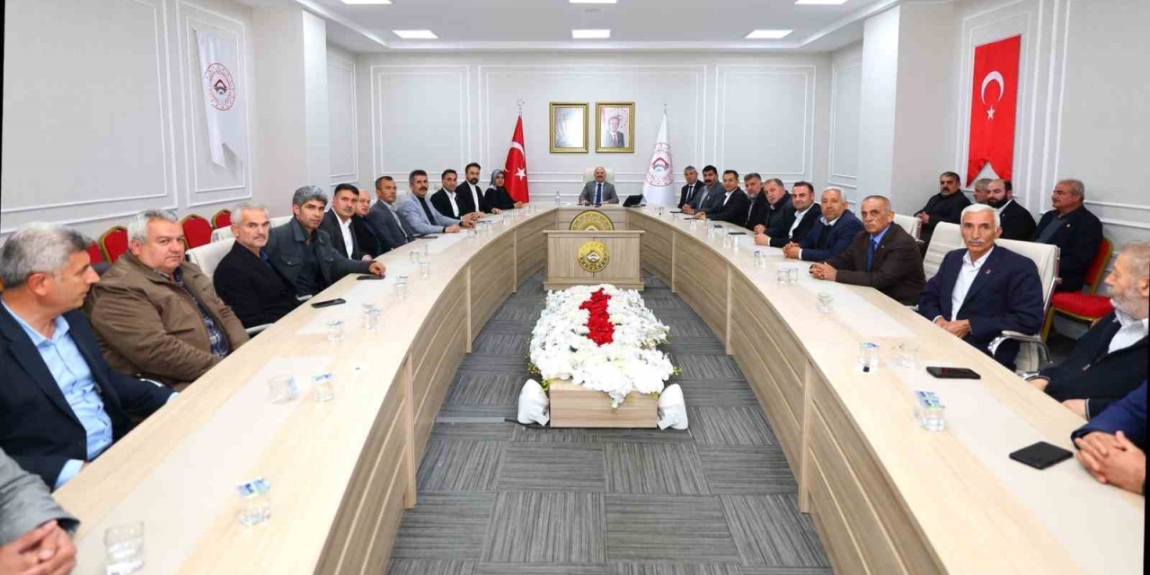 Vali Osman Varol, Muhtarlarla İstişare Toplantısı Yaptı