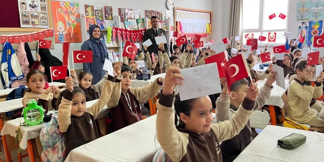 Adıyaman’da Öğrencilerden Mehmetçiğe Anlamlı Mektup