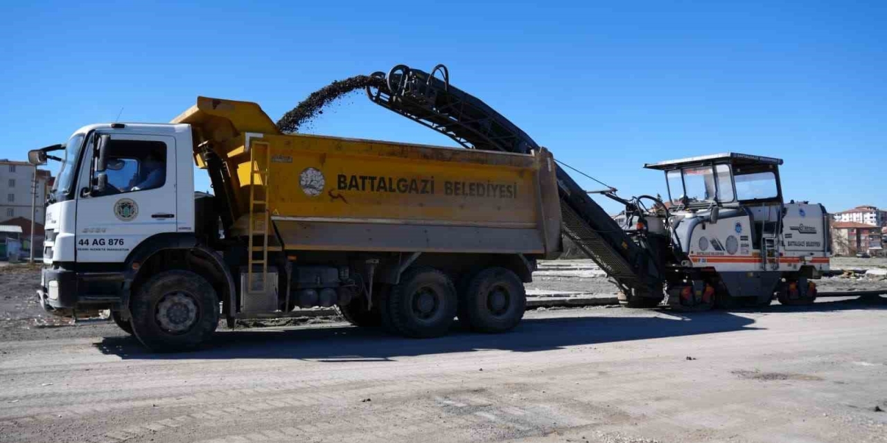 Battalgazi’de Sökülen Asfalt Kırsal Yollarda Değerlendiriliyor