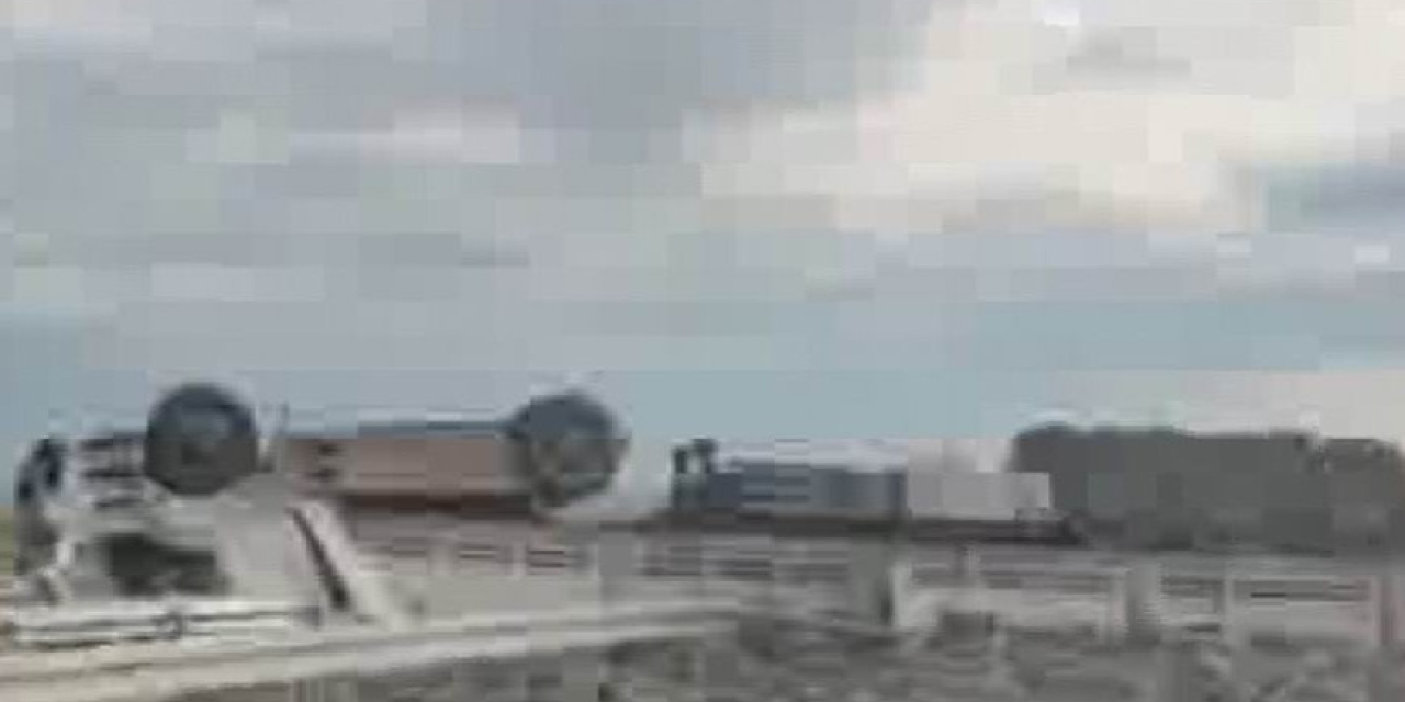 Diyarbakır’da Briket Yüklü Tır Yan Yattı: 1 Yaralı