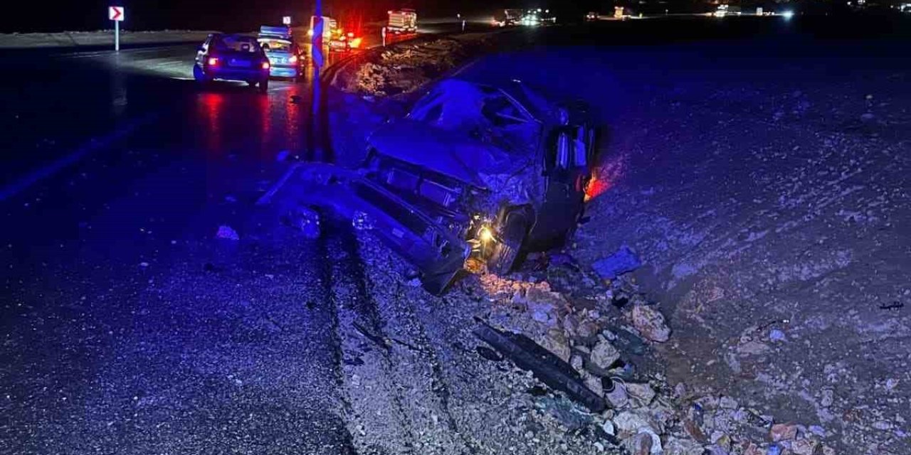 Hafif Ticari Araç Şarampole Yuvarlandı: 2 Yaralı