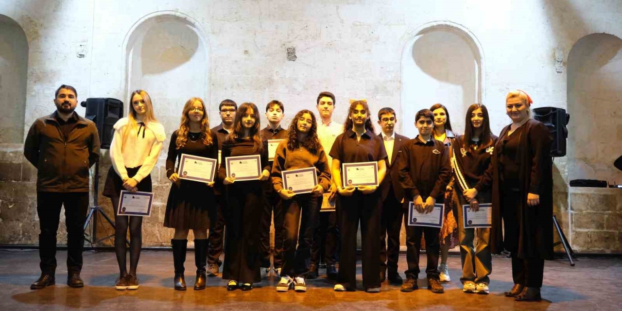 Minik Ve Genç Piyanistler Sahnede Göz Doldurdu