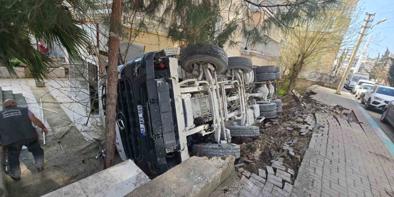 Devrilen Mikserde Sıkışan Sürücü Kurtarıldı