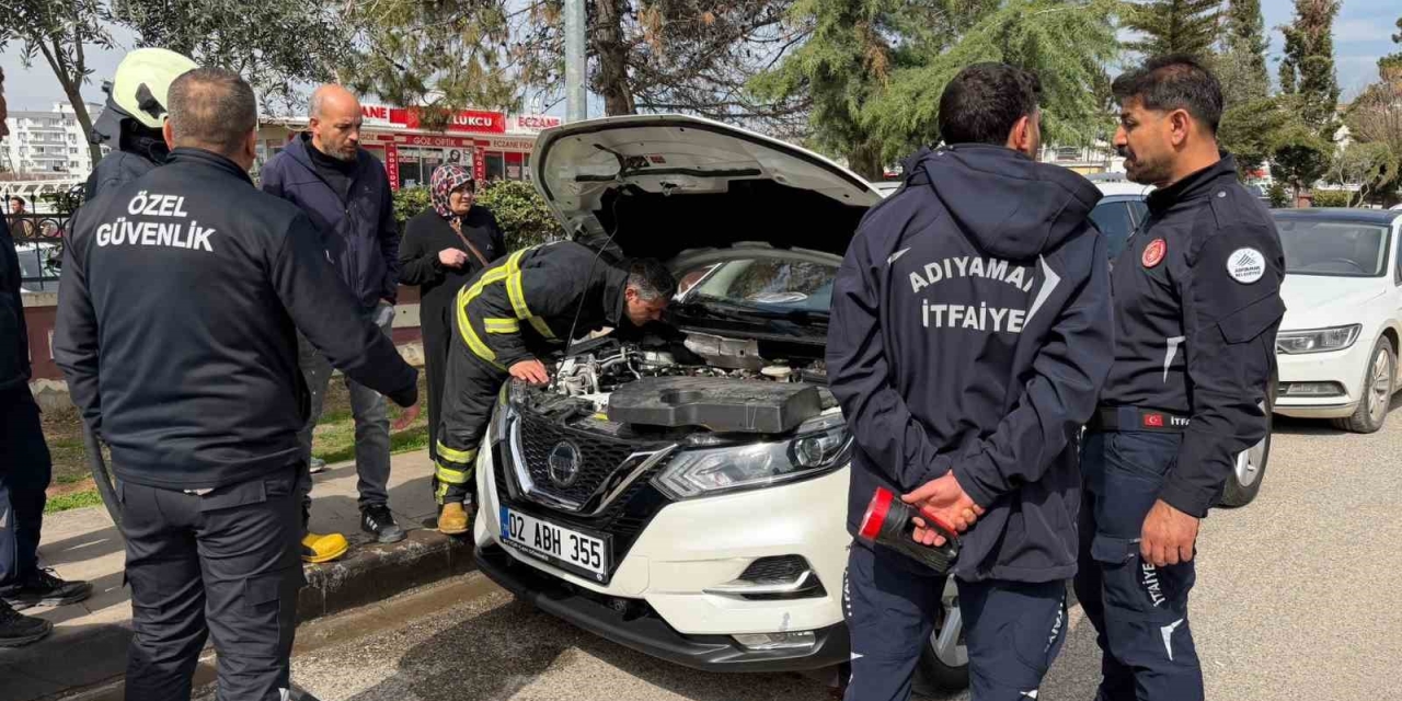 Park Halindeki Otomobilden Yükselen Duman Korkuttu