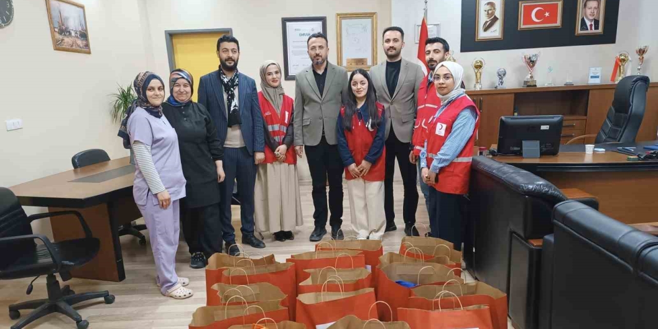 Kızılay Heyetinden Anlamlı Hastane Ziyareti