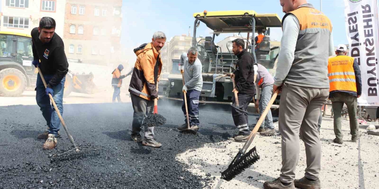 Şanlıurfa’da 25 Metrelik Yol Projesinde Asfalt Çalışmaları Başladı