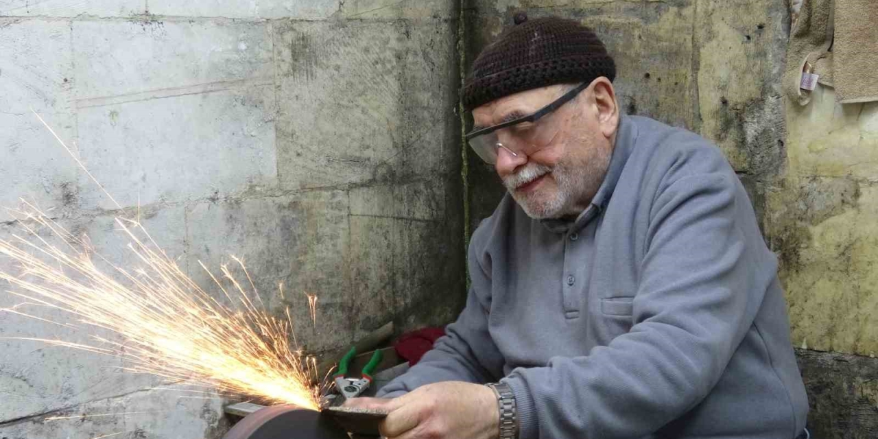 5 Metrekarelik Dükkanında 67 Yıldır Bıçakçılık Yapıyor