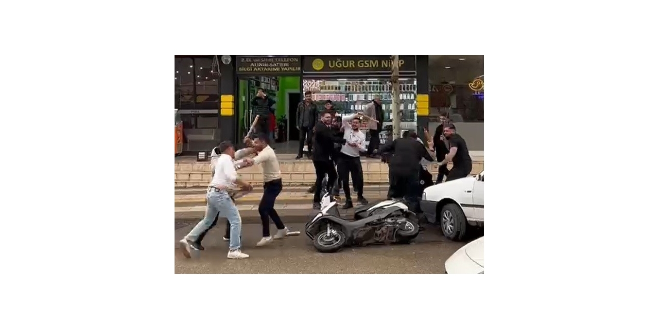 Kavga İhbarına Gelen Polisleri Pankart Ve Pasta İle Karşıladılar