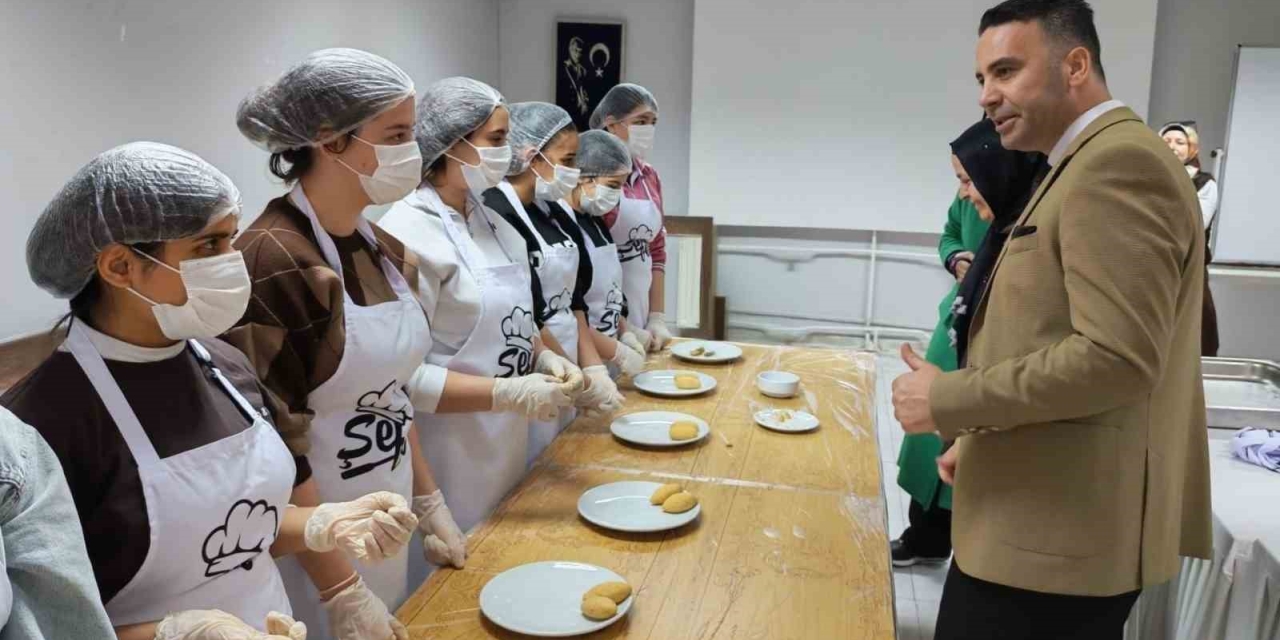 Gaziantep’te Öğrenciler İçli Köfte Yaptı