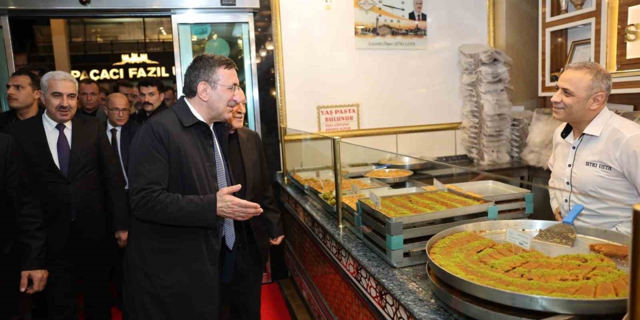 Cumhurbaşkanı Yardımcısı Yılmaz’dan Diyarbakır’da ‘tatlı’ Molası