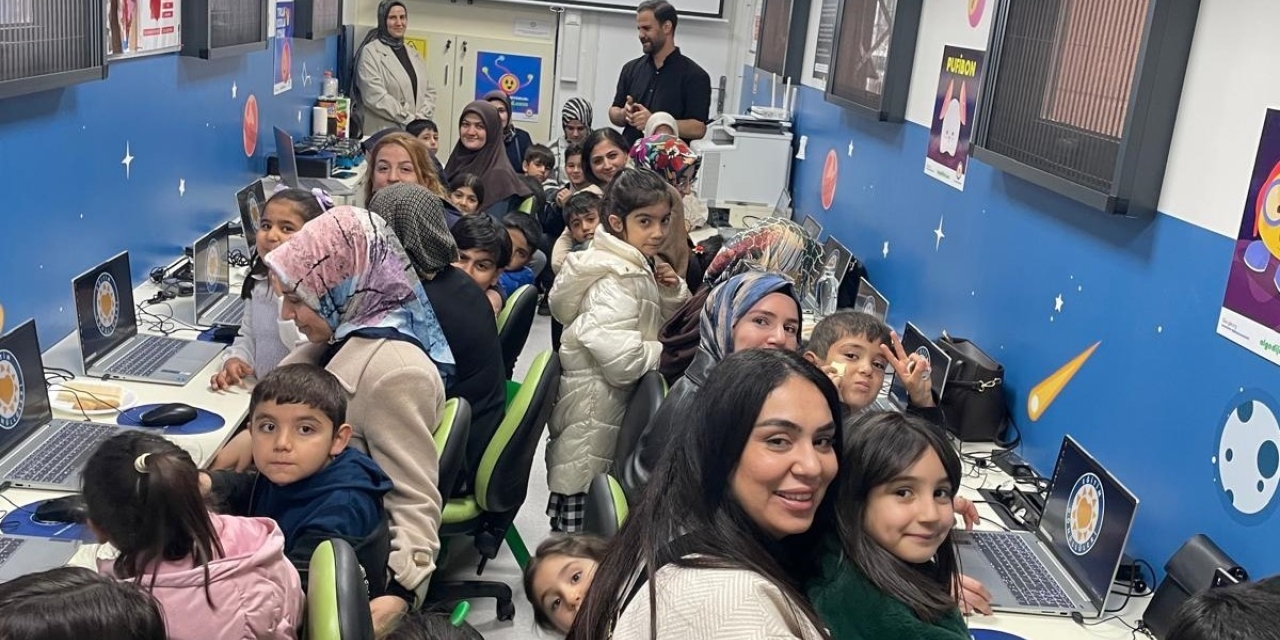 Veliler Ve Öğrenciler Kodlama Etkinliğinde Buluştu