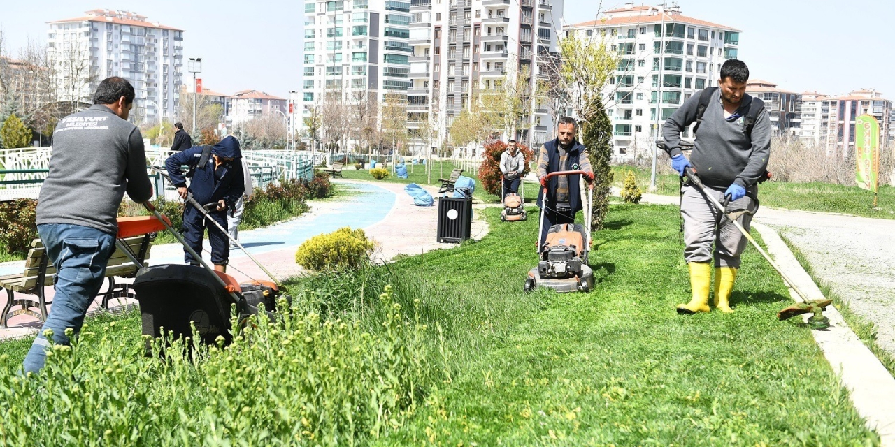 Yeşilyurt’ta Park Ve Yeşil Alanlarda Bakım Ve Onarım Çalışması